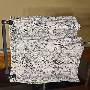 Vintage snake like design shorts